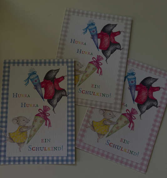 Maus Lilli „Hurra hurra ein Schulkind" – Postkarte · A6